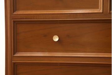 2段重ね箪笥を収納棚とサイドボードにリメイク!上段は衣装盆を利用したカウンター下収納棚に。薄茶に着色しワックス仕上げ。下段は下1段の引き出しをカットし、天板・脚と取っ手を取り付けサイドボードに。