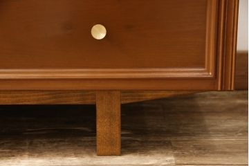 2段重ね箪笥を収納棚とサイドボードにリメイク!上段は衣装盆を利用したカウンター下収納棚に。薄茶に着色しワックス仕上げ。下段は下1段の引き出しをカットし、天板・脚と取っ手を取り付けサイドボードに。