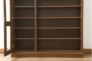 食器棚を戸棚にリメイク!上段を利用し、右側開き戸2枚を引き戸仕様に加工。台輪をリサイズし取り付け。
