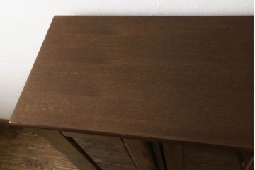 食器棚を戸棚にリメイク!上段を利用し、右側開き戸2枚を引き戸仕様に加工。台輪をリサイズし取り付け。