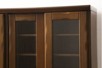 食器棚を戸棚にリメイク!上段を利用し、右側開き戸2枚を引き戸仕様に加工。台輪をリサイズし取り付け。
