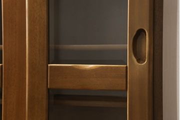 食器棚を戸棚にリメイク!上段を利用し、右側開き戸2枚を引き戸仕様に加工。台輪をリサイズし取り付け。