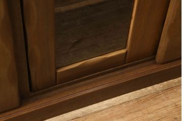 食器棚を戸棚にリメイク!上段を利用し、右側開き戸2枚を引き戸仕様に加工。台輪をリサイズし取り付け。