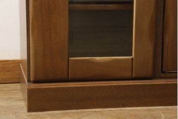 食器棚を戸棚にリメイク!上段を利用し、右側開き戸2枚を引き戸仕様に加工。台輪をリサイズし取り付け。