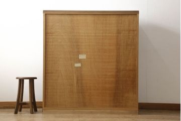 食器棚を戸棚にリメイク!上段を利用し、右側開き戸2枚を引き戸仕様に加工。台輪をリサイズし取り付け。
