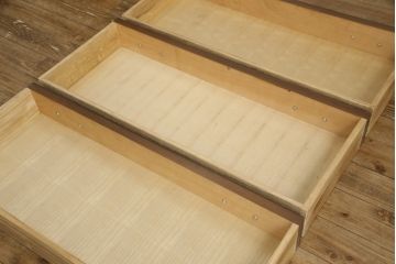 箪笥を2台のローチェストにリメイク!分割し、ヒノキ無垢材の天板を取り付け。上段には新たに台輪を制作。