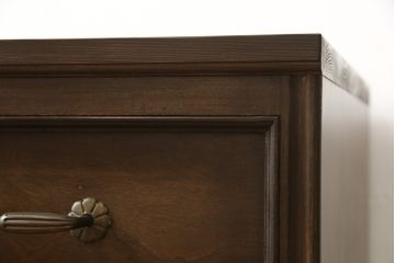 箪笥を2台のローチェストにリメイク!分割し、ヒノキ無垢材の天板を取り付け。上段には新たに台輪を制作。