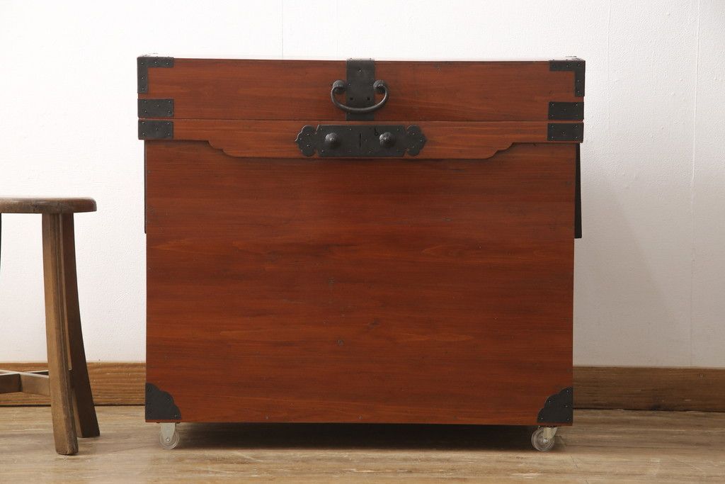 長持を使いやすくリメイク!ご指定のサイズにリサイズし、底板を補強。キャスターを取り付け。