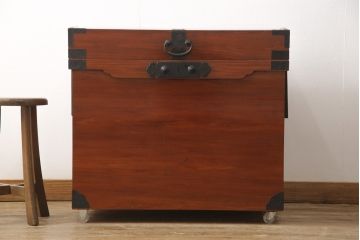 長持を使いやすくリメイク!ご指定のサイズにリサイズし、底板を補強。キャスターを取り付け。