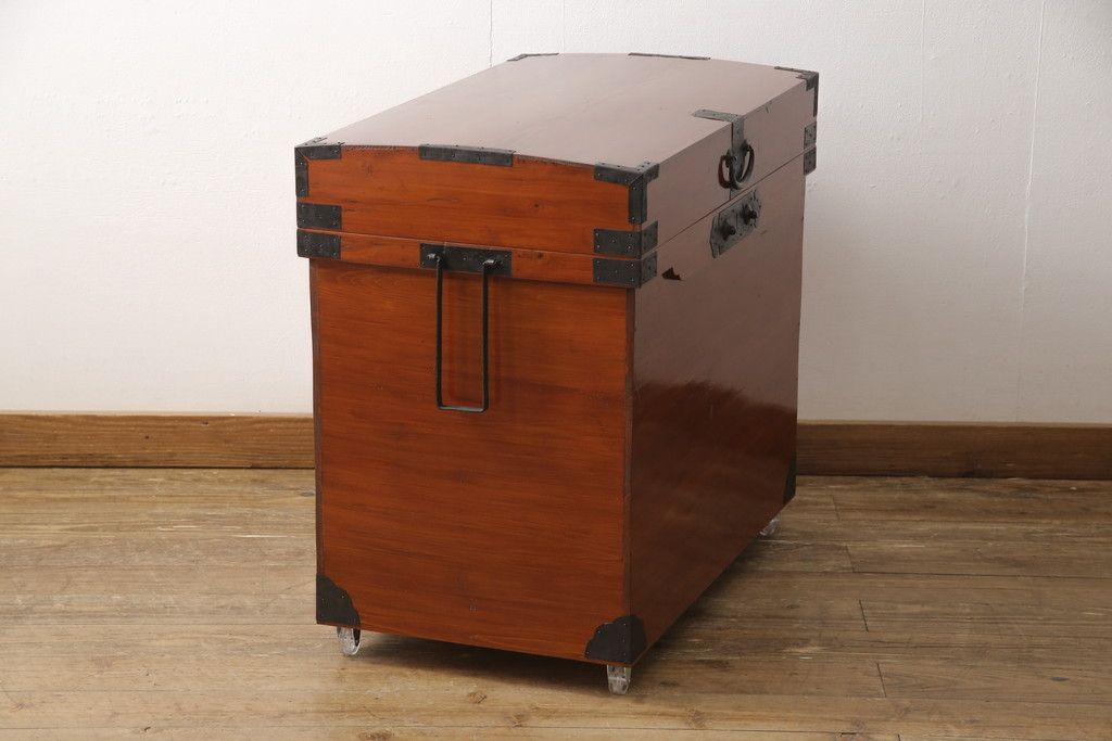 長持を使いやすくリメイク!ご指定のサイズにリサイズし、底板を補強。キャスターを取り付け。