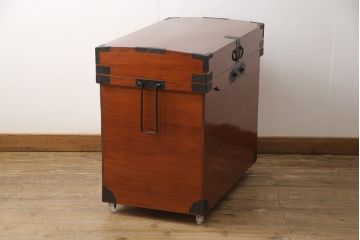 長持を使いやすくリメイク!ご指定のサイズにリサイズし、底板を補強。キャスターを取り付け。