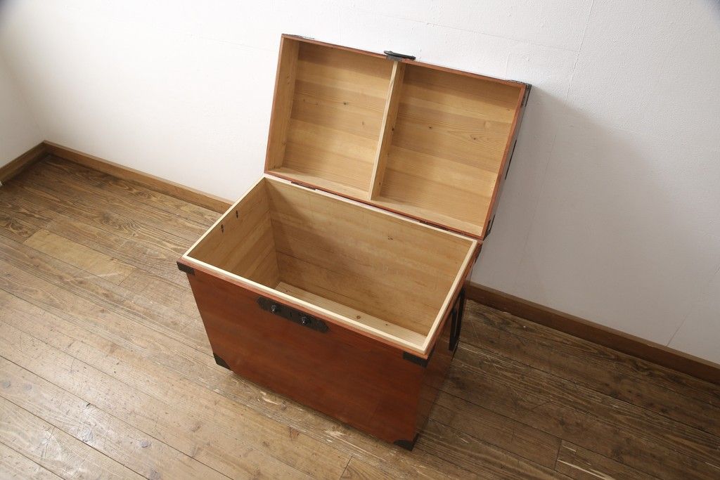 長持を使いやすくリメイク!ご指定のサイズにリサイズし、底板を補強。キャスターを取り付け。