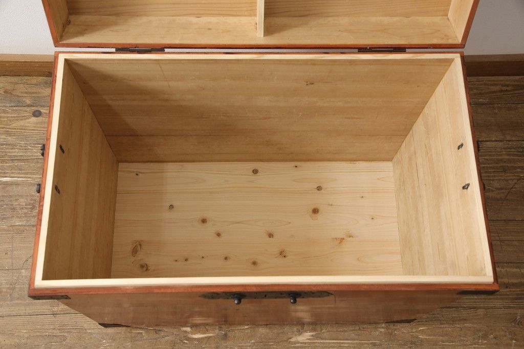 長持を使いやすくリメイク!ご指定のサイズにリサイズし、底板を補強。キャスターを取り付け。