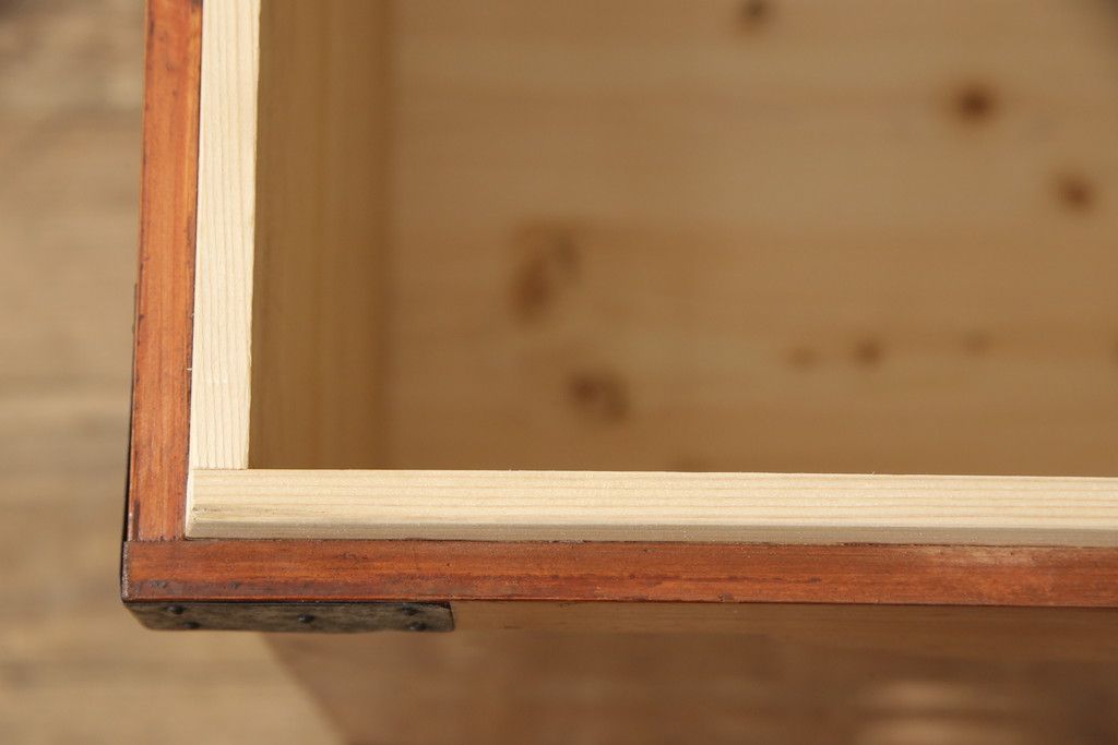 長持を使いやすくリメイク!ご指定のサイズにリサイズし、底板を補強。キャスターを取り付け。