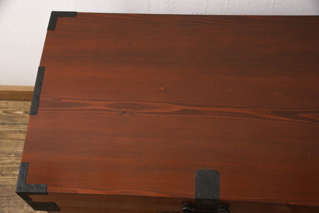 長持を使いやすくリメイク!ご指定のサイズにリサイズし、底板を補強。キャスターを取り付け。