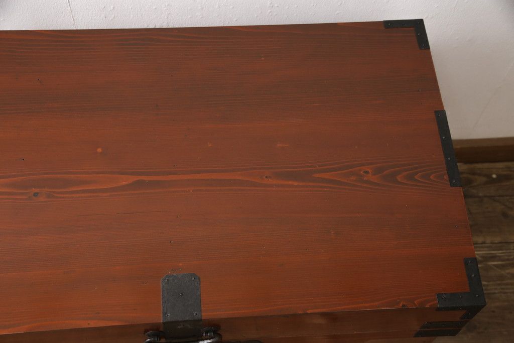 長持を使いやすくリメイク!ご指定のサイズにリサイズし、底板を補強。キャスターを取り付け。