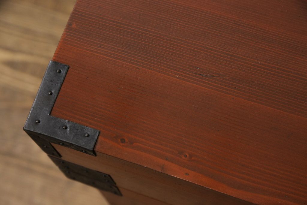 長持を使いやすくリメイク!ご指定のサイズにリサイズし、底板を補強。キャスターを取り付け。