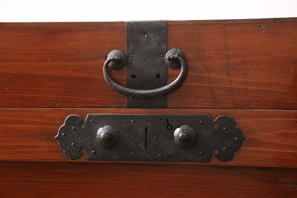 長持を使いやすくリメイク!ご指定のサイズにリサイズし、底板を補強。キャスターを取り付け。