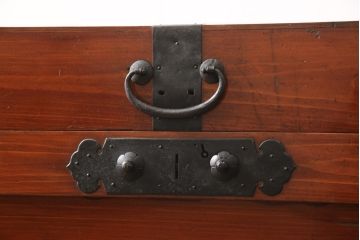 長持を使いやすくリメイク!ご指定のサイズにリサイズし、底板を補強。キャスターを取り付け。