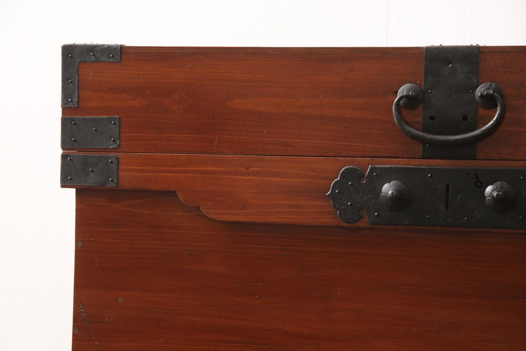 長持を使いやすくリメイク!ご指定のサイズにリサイズし、底板を補強。キャスターを取り付け。