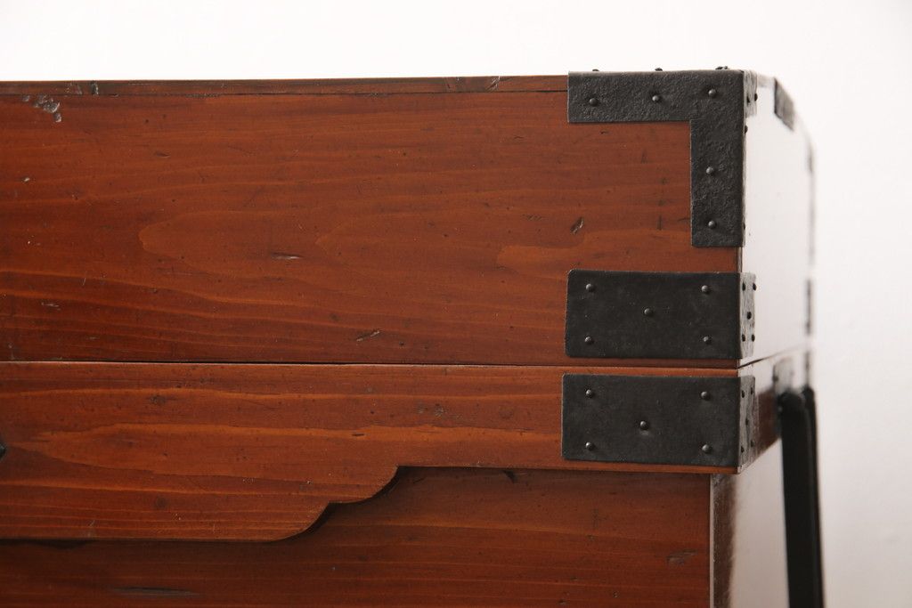 長持を使いやすくリメイク!ご指定のサイズにリサイズし、底板を補強。キャスターを取り付け。