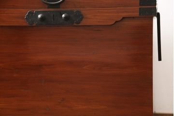 長持を使いやすくリメイク!ご指定のサイズにリサイズし、底板を補強。キャスターを取り付け。