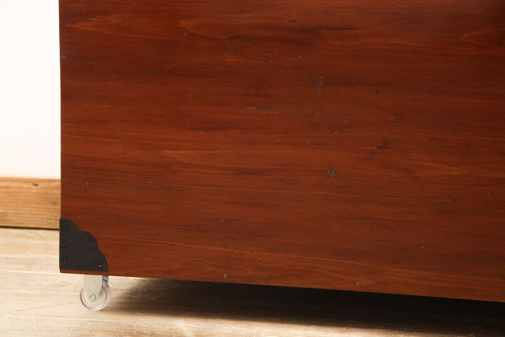 長持を使いやすくリメイク!ご指定のサイズにリサイズし、底板を補強。キャスターを取り付け。