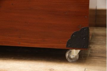 長持を使いやすくリメイク!ご指定のサイズにリサイズし、底板を補強。キャスターを取り付け。