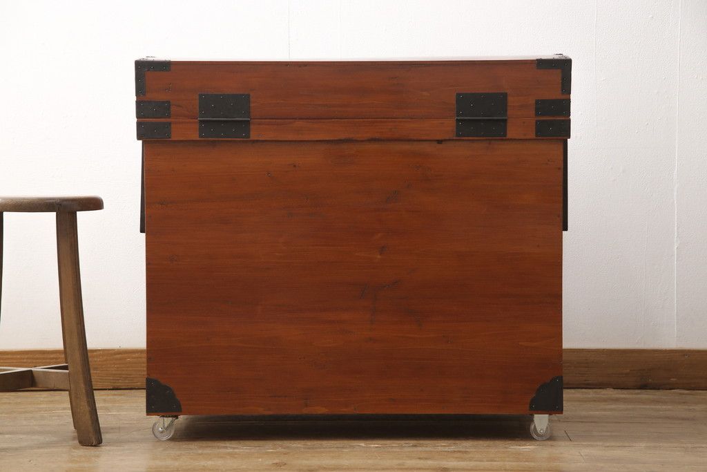 長持を使いやすくリメイク!ご指定のサイズにリサイズし、底板を補強。キャスターを取り付け。