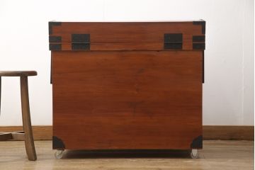 長持を使いやすくリメイク!ご指定のサイズにリサイズし、底板を補強。キャスターを取り付け。