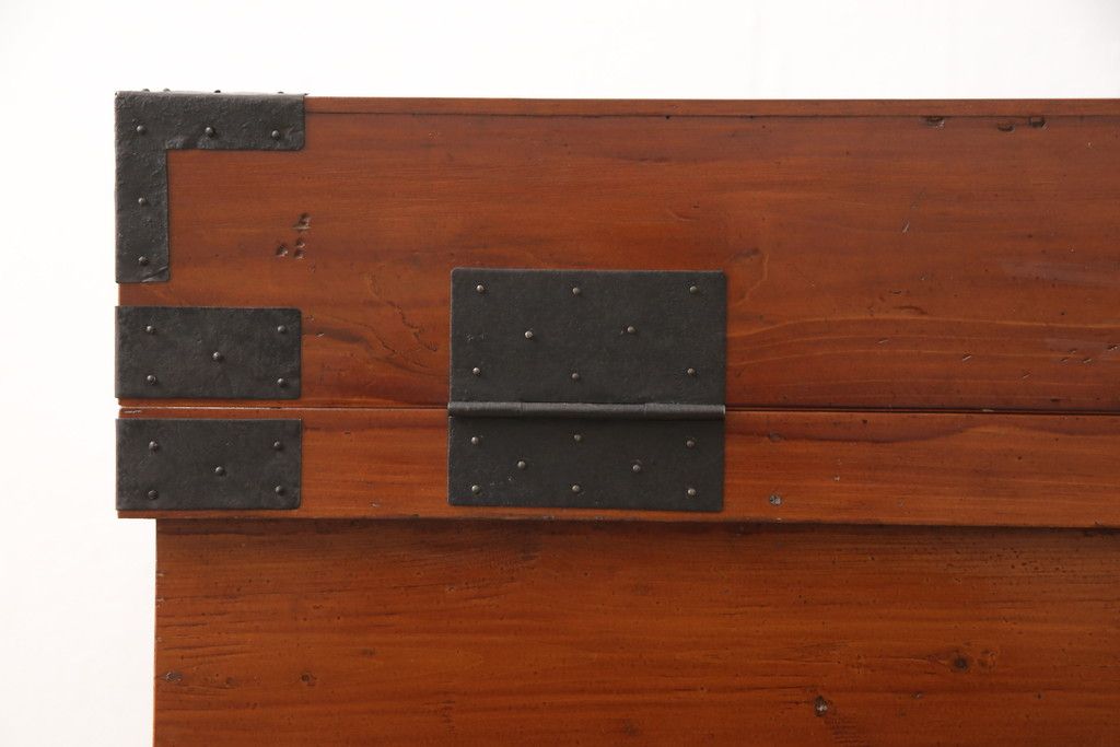 長持を使いやすくリメイク!ご指定のサイズにリサイズし、底板を補強。キャスターを取り付け。