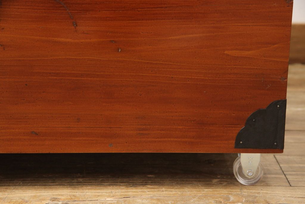 長持を使いやすくリメイク!ご指定のサイズにリサイズし、底板を補強。キャスターを取り付け。