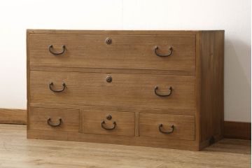 3段重ね桐箪笥を2つのローボードと小引き出し2つにリメイク!上段の引き戸はなくし、2杯の引き出しに変更。中段は中央で分割し小引き出し2点に。下段は高品質リペアで綺麗に。それぞれクリアワックス仕上げ。