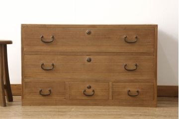 3段重ね桐箪笥を2つのローボードと小引き出し2つにリメイク!上段の引き戸はなくし、2杯の引き出しに変更。中段は中央で分割し小引き出し2点に。下段は高品質リペアで綺麗に。それぞれクリアワックス仕上げ。