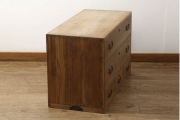 3段重ね桐箪笥を2つのローボードと小引き出し2つにリメイク!上段の引き戸はなくし、2杯の引き出しに変更。中段は中央で分割し小引き出し2点に。下段は高品質リペアで綺麗に。それぞれクリアワックス仕上げ。