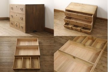 3段重ね桐箪笥を2つのローボードと小引き出し2つにリメイク!上段の引き戸はなくし、2杯の引き出しに変更。中段は中央で分割し小引き出し2点に。下段は高品質リペアで綺麗に。それぞれクリアワックス仕上げ。