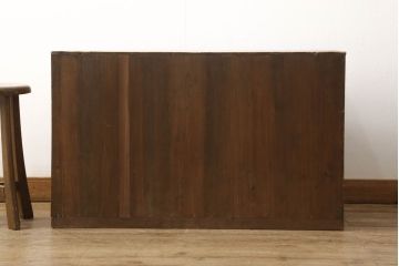 3段重ね桐箪笥を2つのローボードと小引き出し2つにリメイク!上段の引き戸はなくし、2杯の引き出しに変更。中段は中央で分割し小引き出し2点に。下段は高品質リペアで綺麗に。それぞれクリアワックス仕上げ。