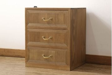 3段重ね桐箪笥を2つのローボードと小引き出し2つにリメイク!上段の引き戸はなくし、2杯の引き出しに変更。中段は中央で分割し小引き出し2点に。下段は高品質リペアで綺麗に。それぞれクリアワックス仕上げ。