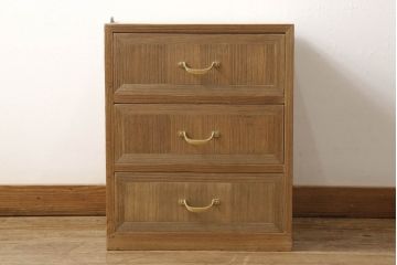 3段重ね桐箪笥を2つのローボードと小引き出し2つにリメイク!上段の引き戸はなくし、2杯の引き出しに変更。中段は中央で分割し小引き出し2点に。下段は高品質リペアで綺麗に。それぞれクリアワックス仕上げ。