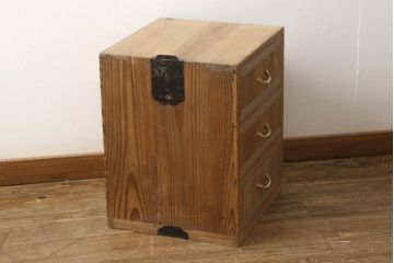 3段重ね桐箪笥を2つのローボードと小引き出し2つにリメイク!上段の引き戸はなくし、2杯の引き出しに変更。中段は中央で分割し小引き出し2点に。下段は高品質リペアで綺麗に。それぞれクリアワックス仕上げ。