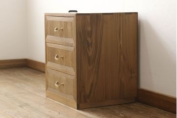 3段重ね桐箪笥を2つのローボードと小引き出し2つにリメイク!上段の引き戸はなくし、2杯の引き出しに変更。中段は中央で分割し小引き出し2点に。下段は高品質リペアで綺麗に。それぞれクリアワックス仕上げ。