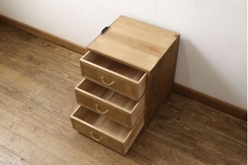 3段重ね桐箪笥を2つのローボードと小引き出し2つにリメイク!上段の引き戸はなくし、2杯の引き出しに変更。中段は中央で分割し小引き出し2点に。下段は高品質リペアで綺麗に。それぞれクリアワックス仕上げ。