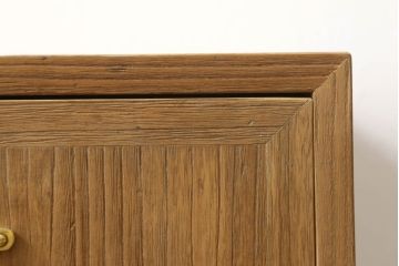 3段重ね桐箪笥を2つのローボードと小引き出し2つにリメイク!上段の引き戸はなくし、2杯の引き出しに変更。中段は中央で分割し小引き出し2点に。下段は高品質リペアで綺麗に。それぞれクリアワックス仕上げ。