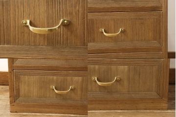 3段重ね桐箪笥を2つのローボードと小引き出し2つにリメイク!上段の引き戸はなくし、2杯の引き出しに変更。中段は中央で分割し小引き出し2点に。下段は高品質リペアで綺麗に。それぞれクリアワックス仕上げ。