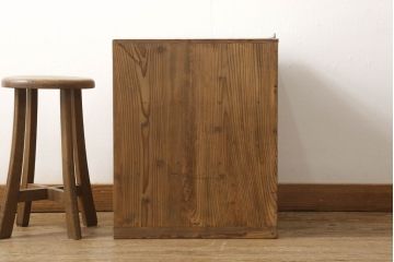 3段重ね桐箪笥を2つのローボードと小引き出し2つにリメイク!上段の引き戸はなくし、2杯の引き出しに変更。中段は中央で分割し小引き出し2点に。下段は高品質リペアで綺麗に。それぞれクリアワックス仕上げ。