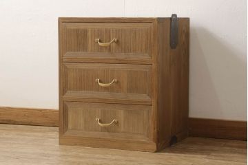 3段重ね桐箪笥を2つのローボードと小引き出し2つにリメイク!上段の引き戸はなくし、2杯の引き出しに変更。中段は中央で分割し小引き出し2点に。下段は高品質リペアで綺麗に。それぞれクリアワックス仕上げ。