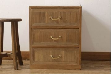 3段重ね桐箪笥を2つのローボードと小引き出し2つにリメイク!上段の引き戸はなくし、2杯の引き出しに変更。中段は中央で分割し小引き出し2点に。下段は高品質リペアで綺麗に。それぞれクリアワックス仕上げ。