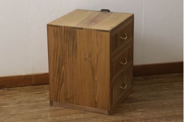 3段重ね桐箪笥を2つのローボードと小引き出し2つにリメイク!上段の引き戸はなくし、2杯の引き出しに変更。中段は中央で分割し小引き出し2点に。下段は高品質リペアで綺麗に。それぞれクリアワックス仕上げ。