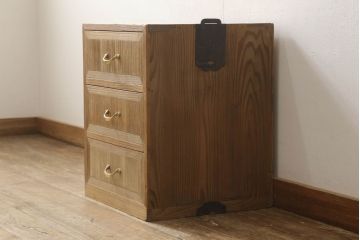 3段重ね桐箪笥を2つのローボードと小引き出し2つにリメイク!上段の引き戸はなくし、2杯の引き出しに変更。中段は中央で分割し小引き出し2点に。下段は高品質リペアで綺麗に。それぞれクリアワックス仕上げ。