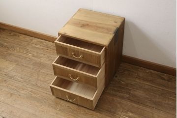 3段重ね桐箪笥を2つのローボードと小引き出し2つにリメイク!上段の引き戸はなくし、2杯の引き出しに変更。中段は中央で分割し小引き出し2点に。下段は高品質リペアで綺麗に。それぞれクリアワックス仕上げ。